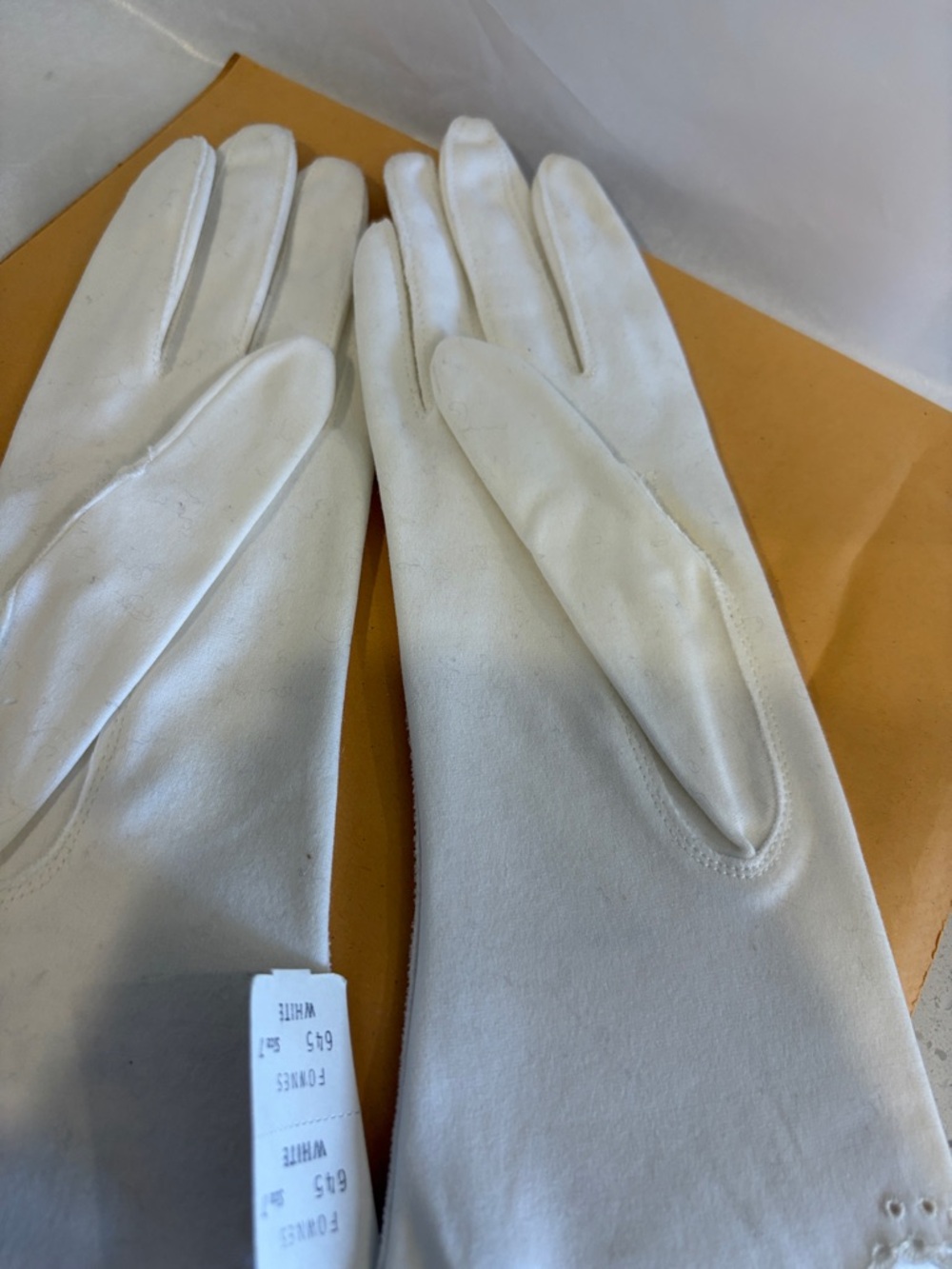 Doette White Scalloped Trim Ladies' Gloves VINTAGE - Picture 4 of 5